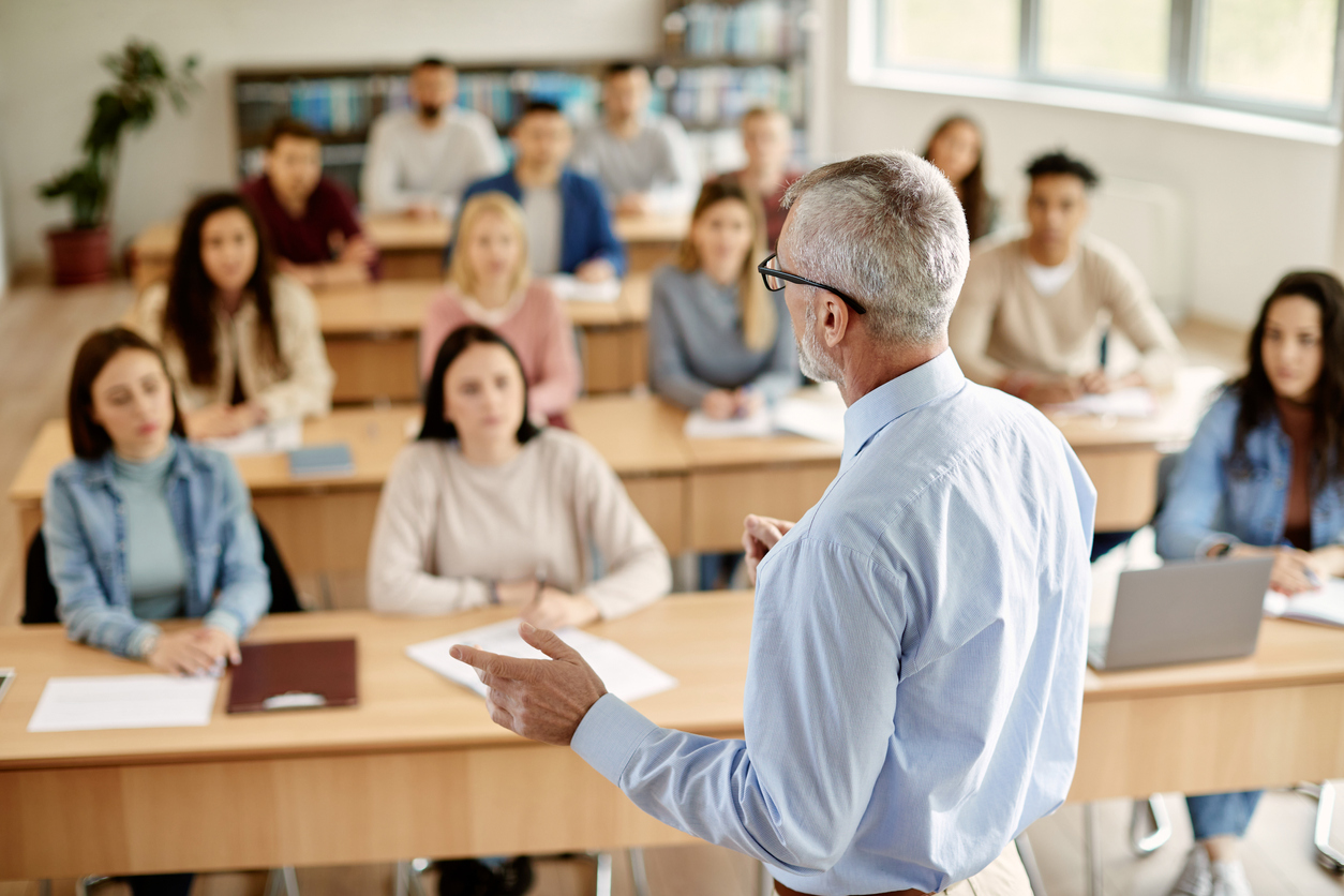 Weiterbildung, Professors vor einer großen Gruppe von Studenten