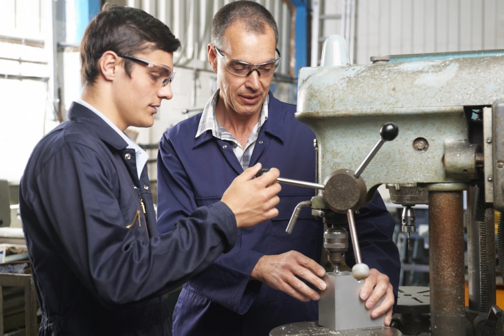 Fördermoeglichkeiten für Arbeitgeber, Ingenieur mit Lehrling