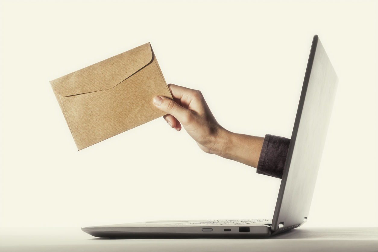 Öffentliche Zustellung, eine menschliche Hand mit Umschlag ragt aus einem Laptop-Bildschirm