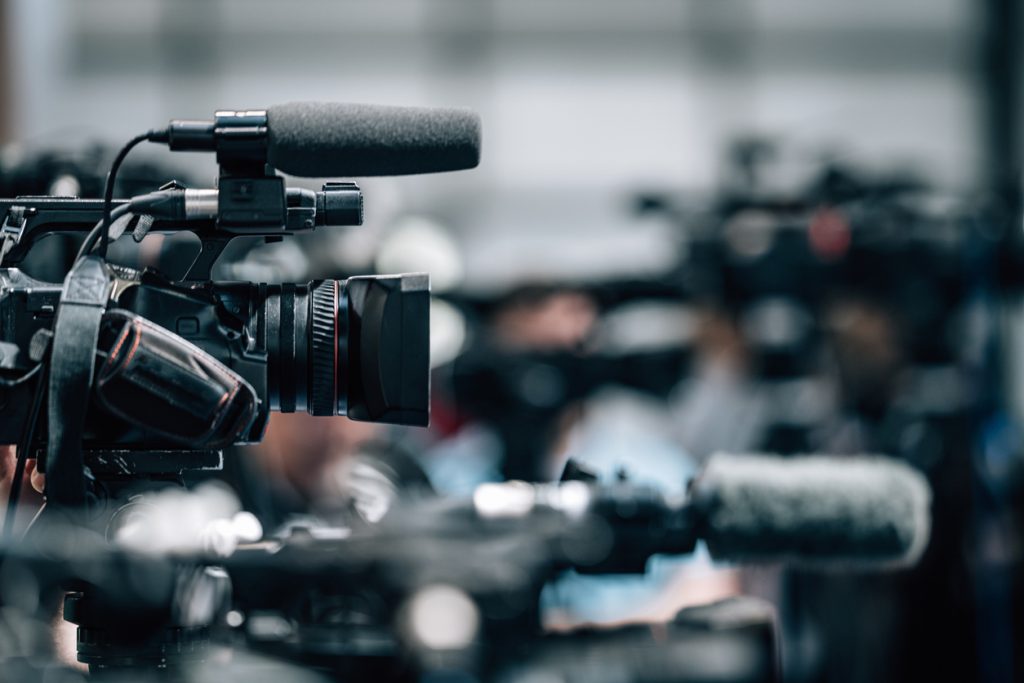Jobcenter und Presse, Medienberichterstattung, Fernsehkameras bei einer Pressekonferenz