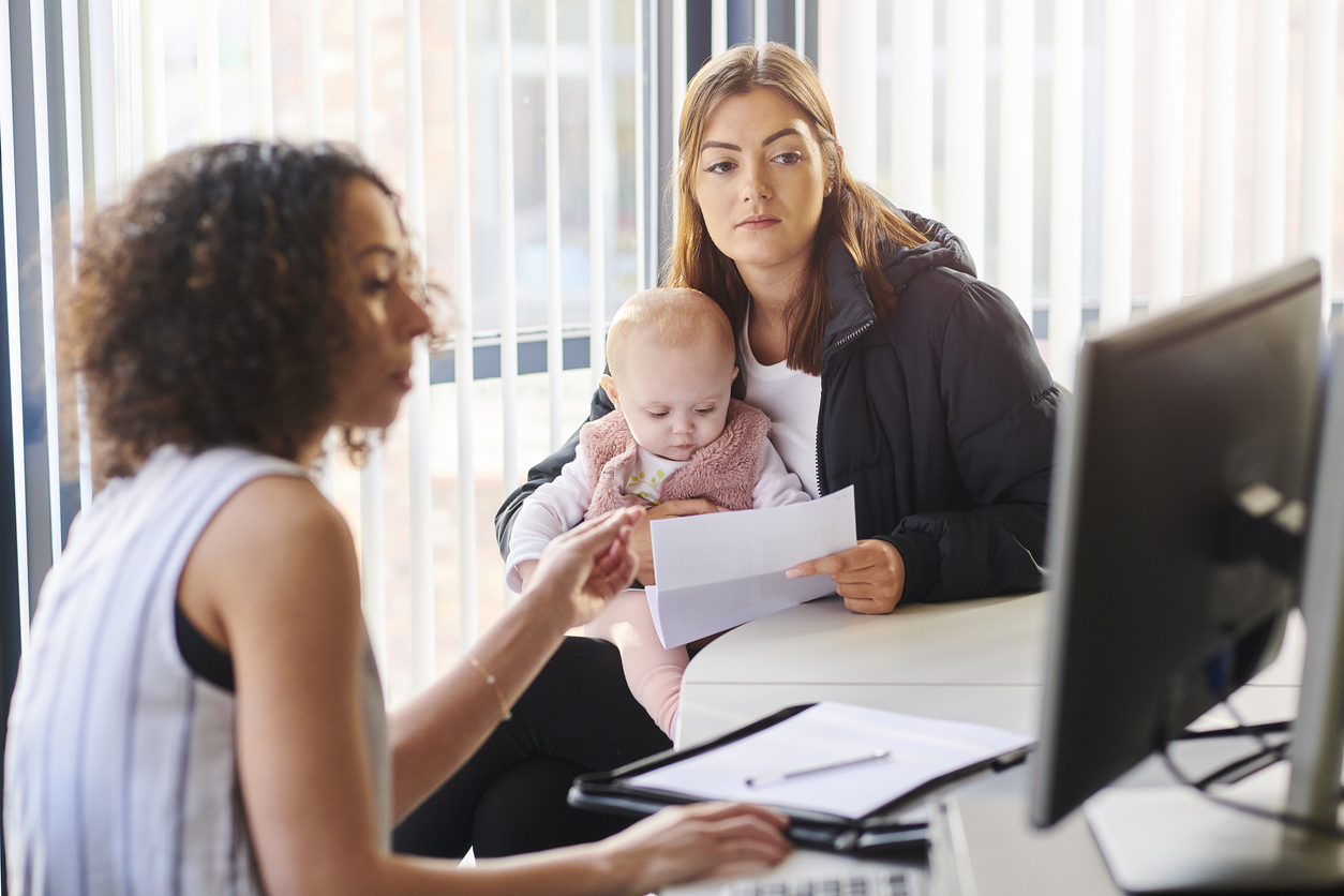 Alleinerziehende, junge Mutter mit Baby